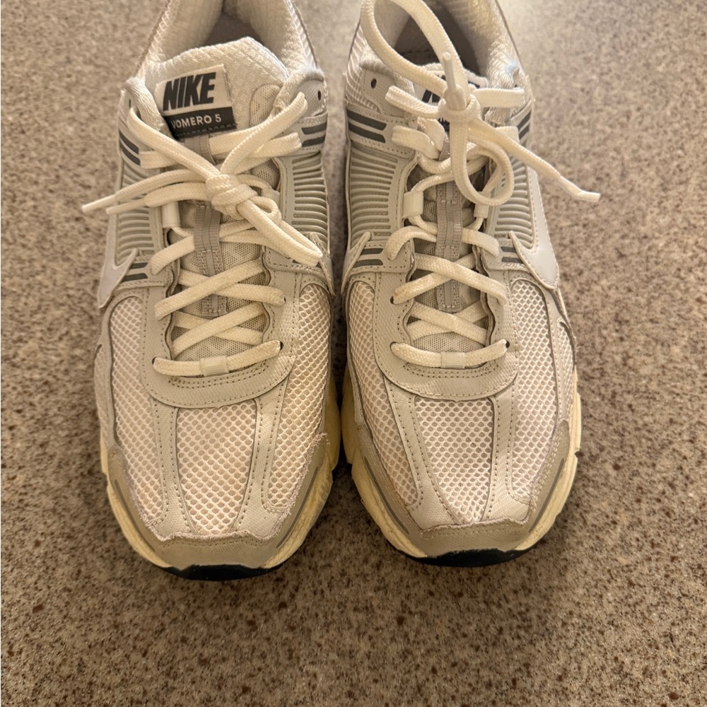 Nike Vomero 5 Men’s White and Gray Sneakers